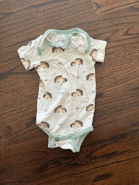 Kyte BABY White Hedgehog Print Short Sleeve One-Piece with Mint Trim